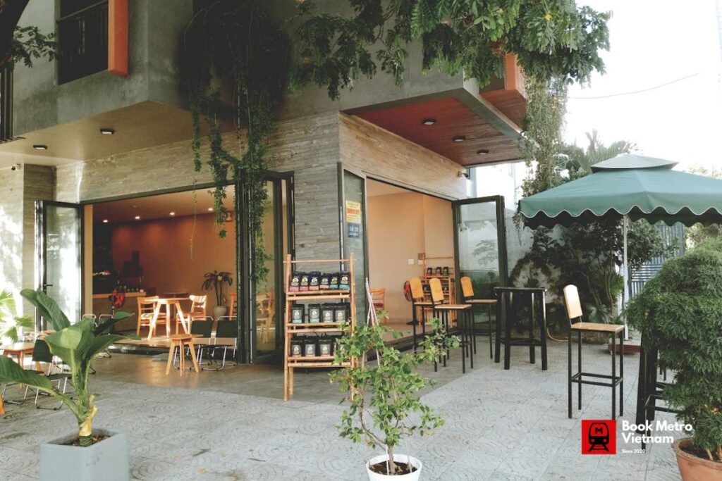 The unique, tropical decor of Bamboo Bob cafe in Da Nang.